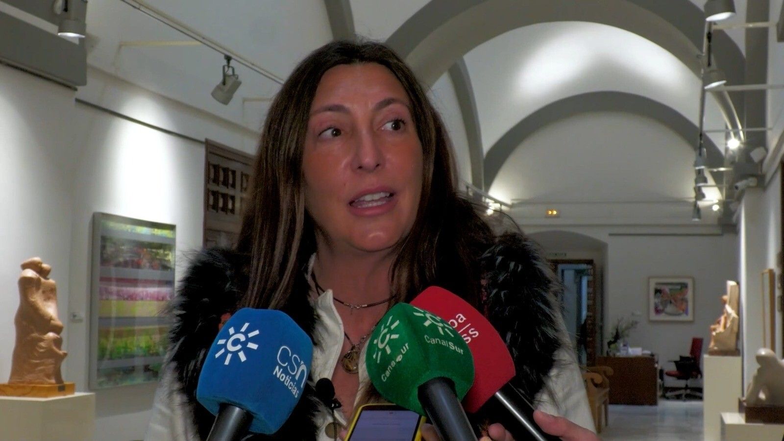 La consejera de Inclusión Social, Juventud, Familias e Igualdad, Loles López, antes de presidir el pleno del Consejo Andaluz Lgtbi.