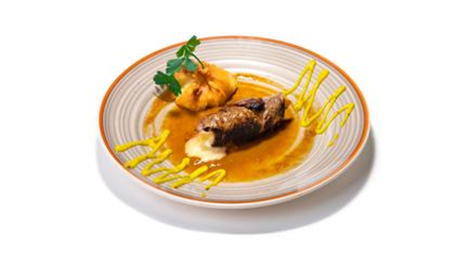 Roll de ternera, brie y cebolla al Pedro Ximénez con mostaza y patata trufada, una de las tapas participantes en la ruta de Bollullos de la Mitación.