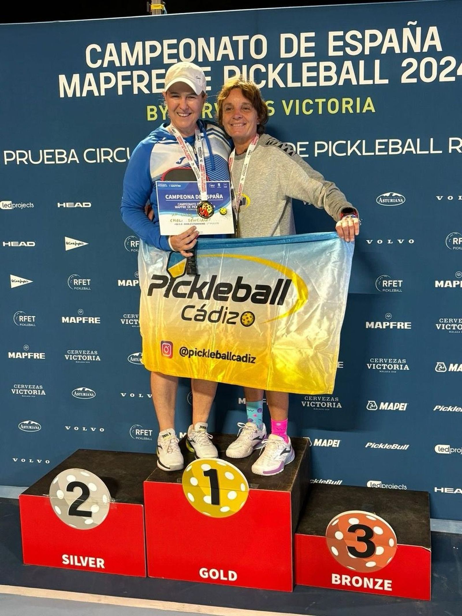 Las ganadoras de la categoría de más de 50 de Dobles Femenino.