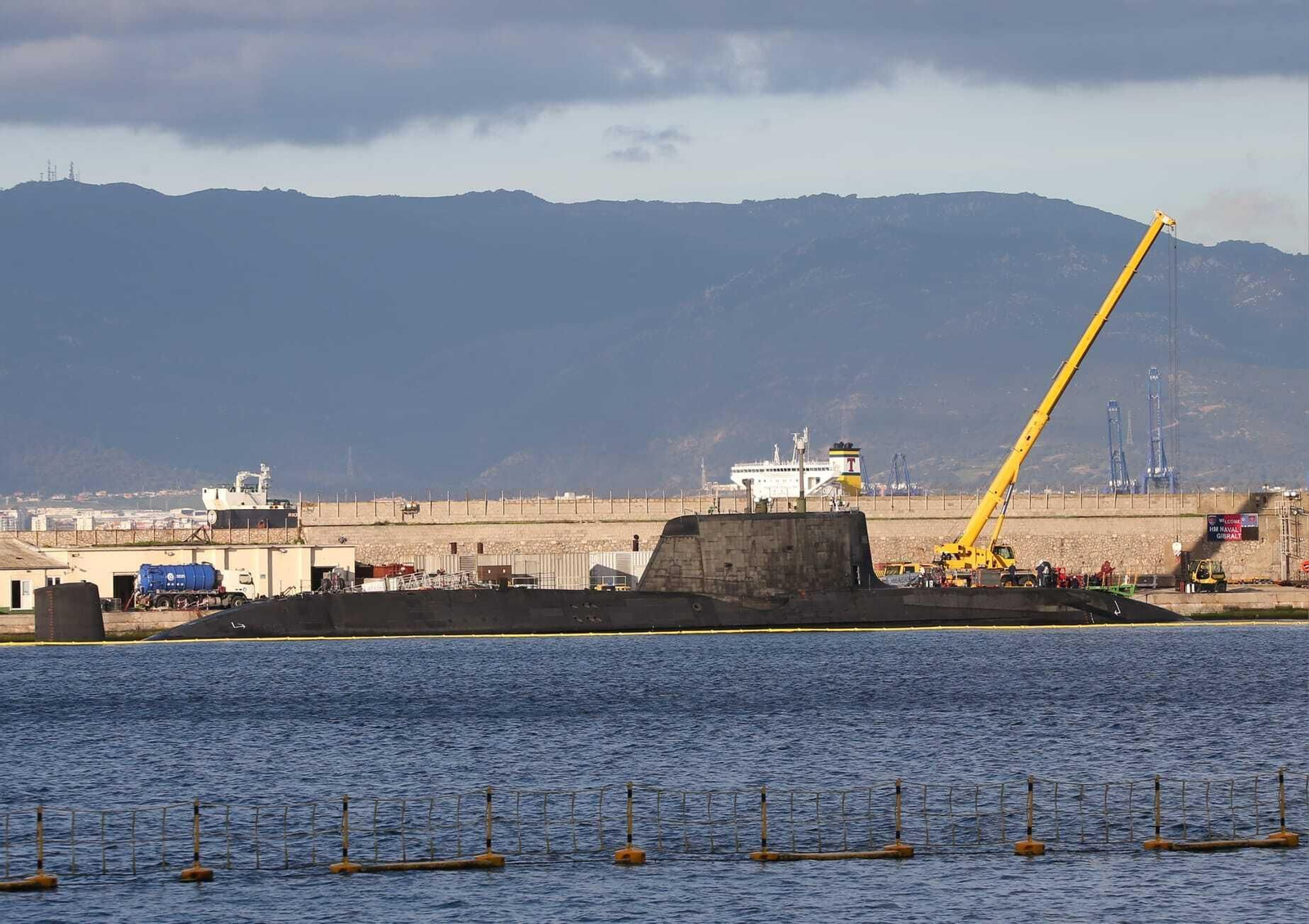 Operación en torno al HMS Audacius en Gibraltar, este sábado.
