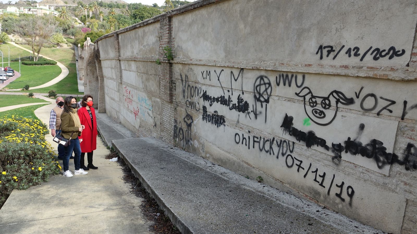 Las concejalas socialistas ante el acueducto de San Telmo, en Málaga capital.