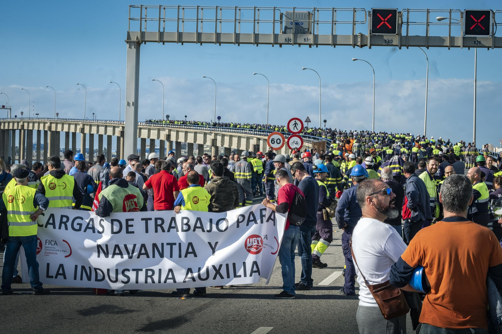 Imágenes de la protesta de las empresas auxiliares de Navantia Puerto Real en el Puente Carranza