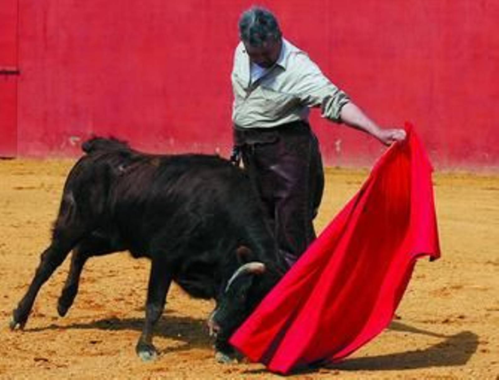 Un natural de José Rivera Riverita a una becerra de 'Lagunajanda' en la placita de tientas de Jandilla.