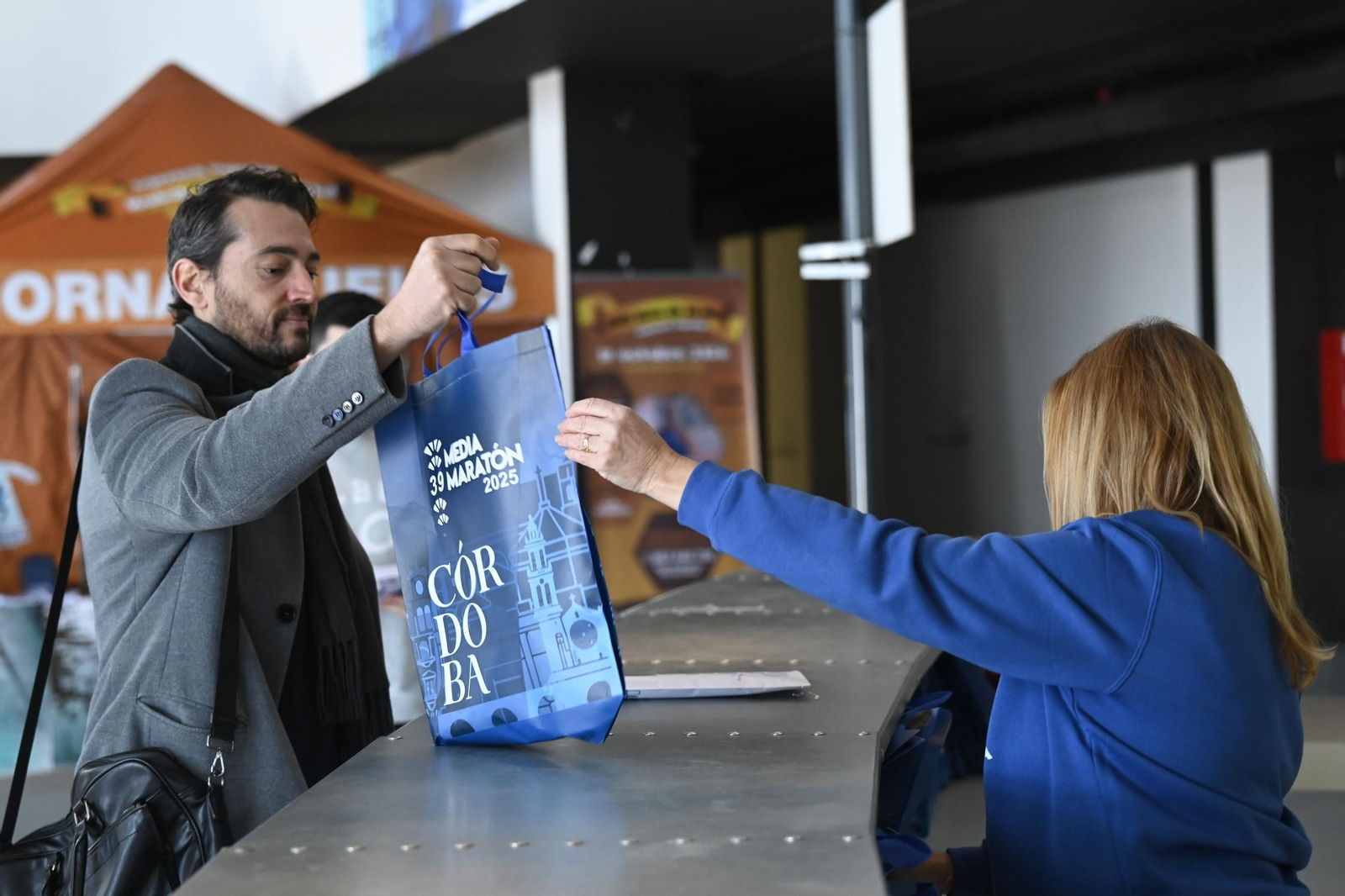 La Feria del Corredor y la entrega de dorsales para la Media Maratón de Córdoba 2025, en imágenes