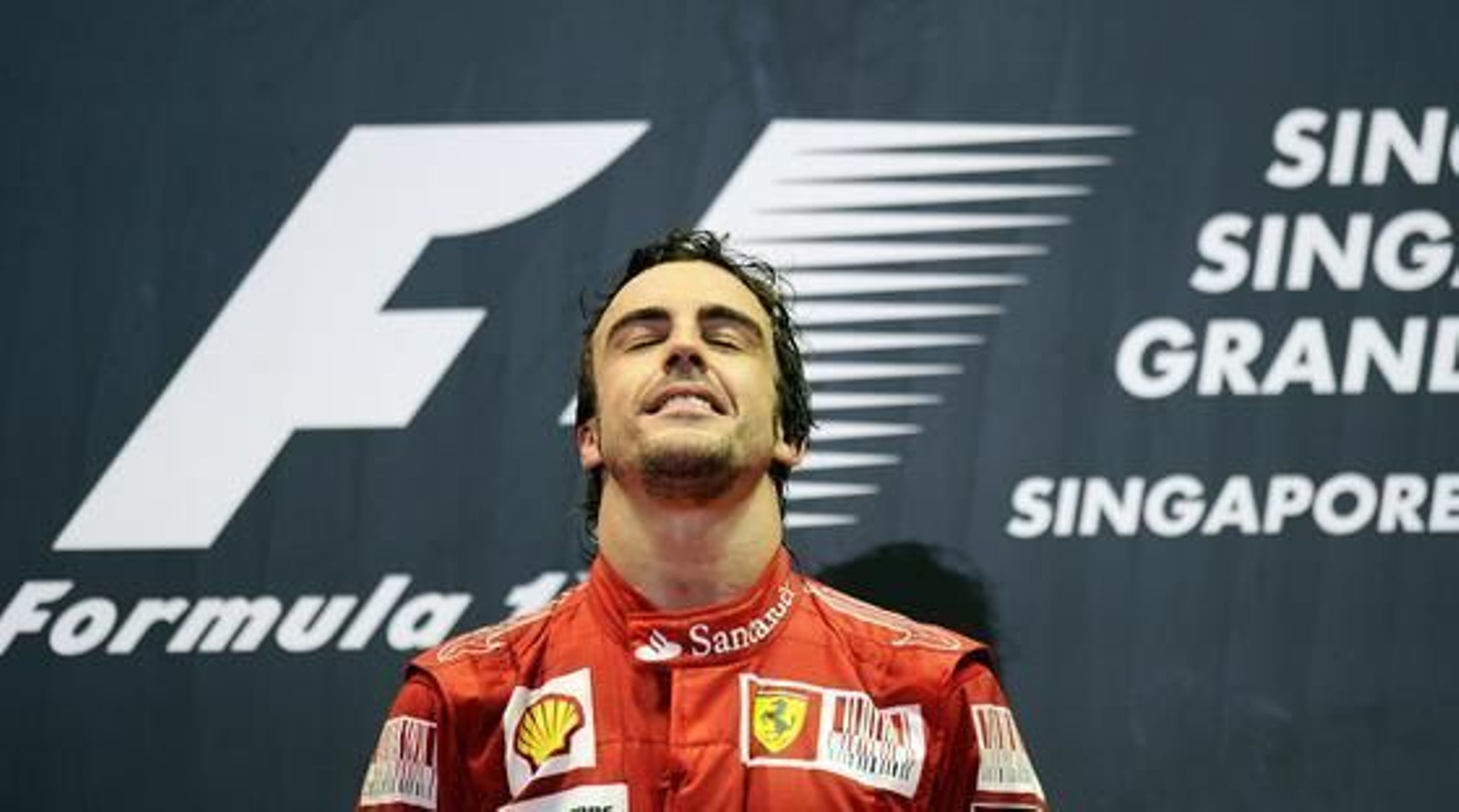 Fernando Alonso se acerca al liderato del Mundial tras ganar el Gran Premio de Singapur. / EFE