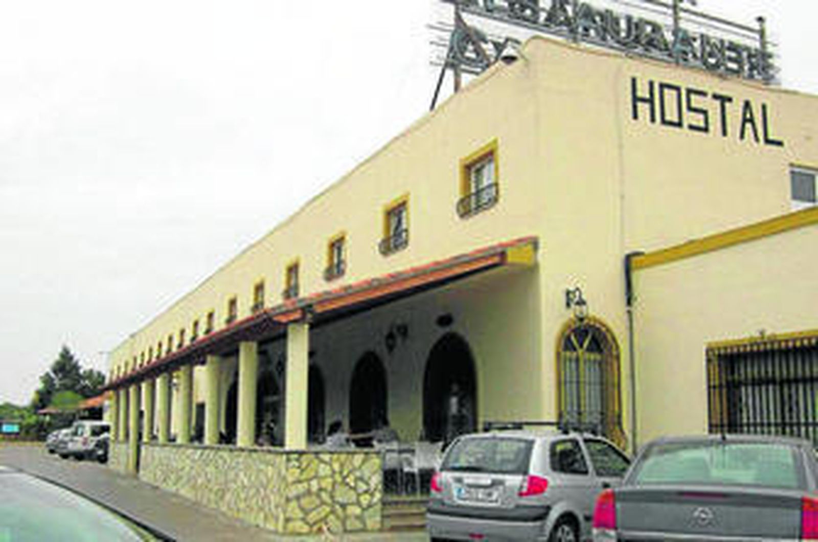 El establecimiento cuenta con un amplio parking gratuito para los clientes.