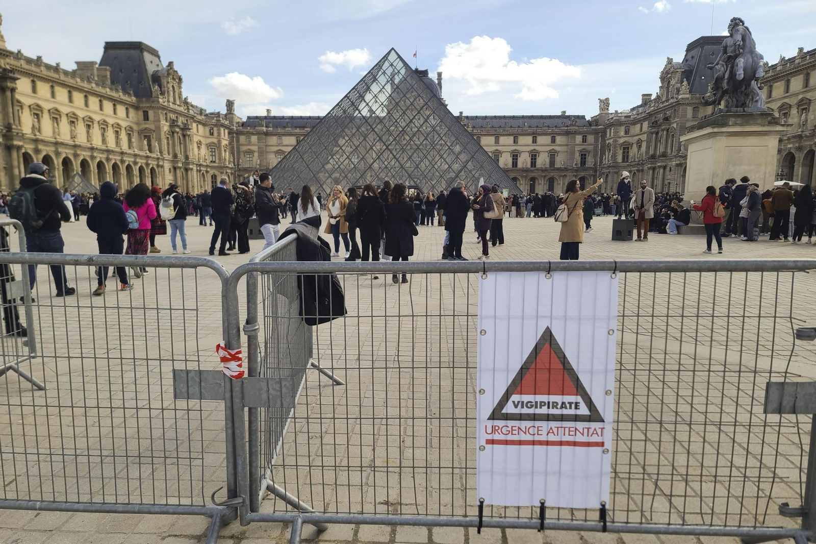 Alrededores del museo del Louvre este martes.