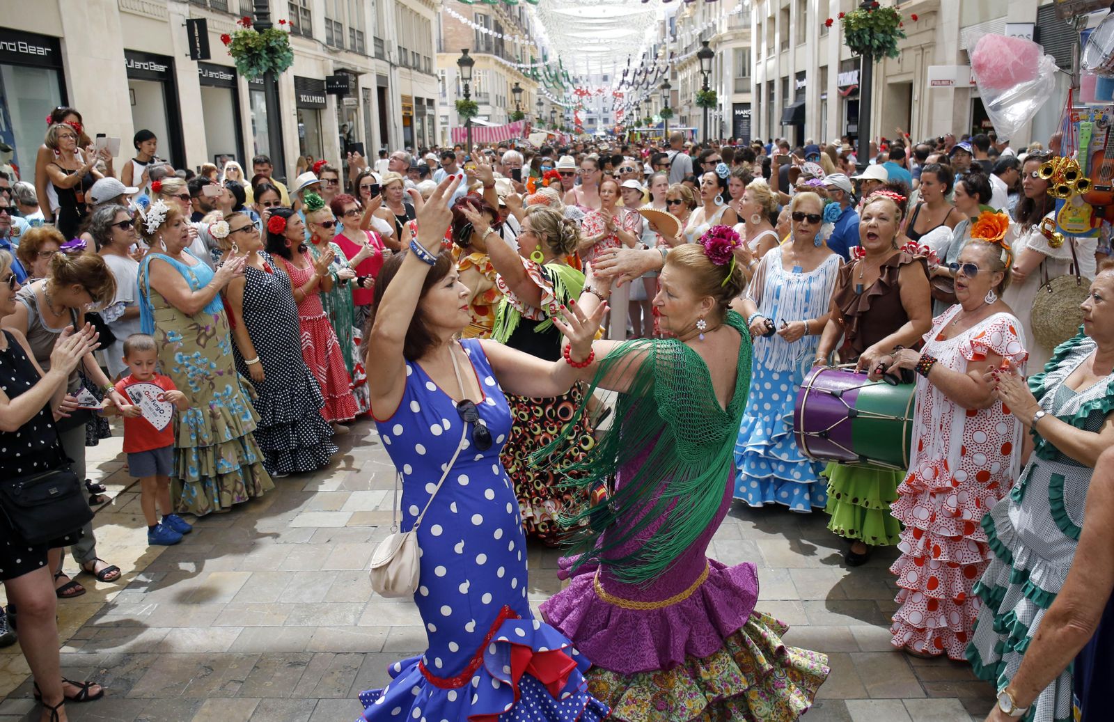 Ambiente en la calle Larios, este mediodía.