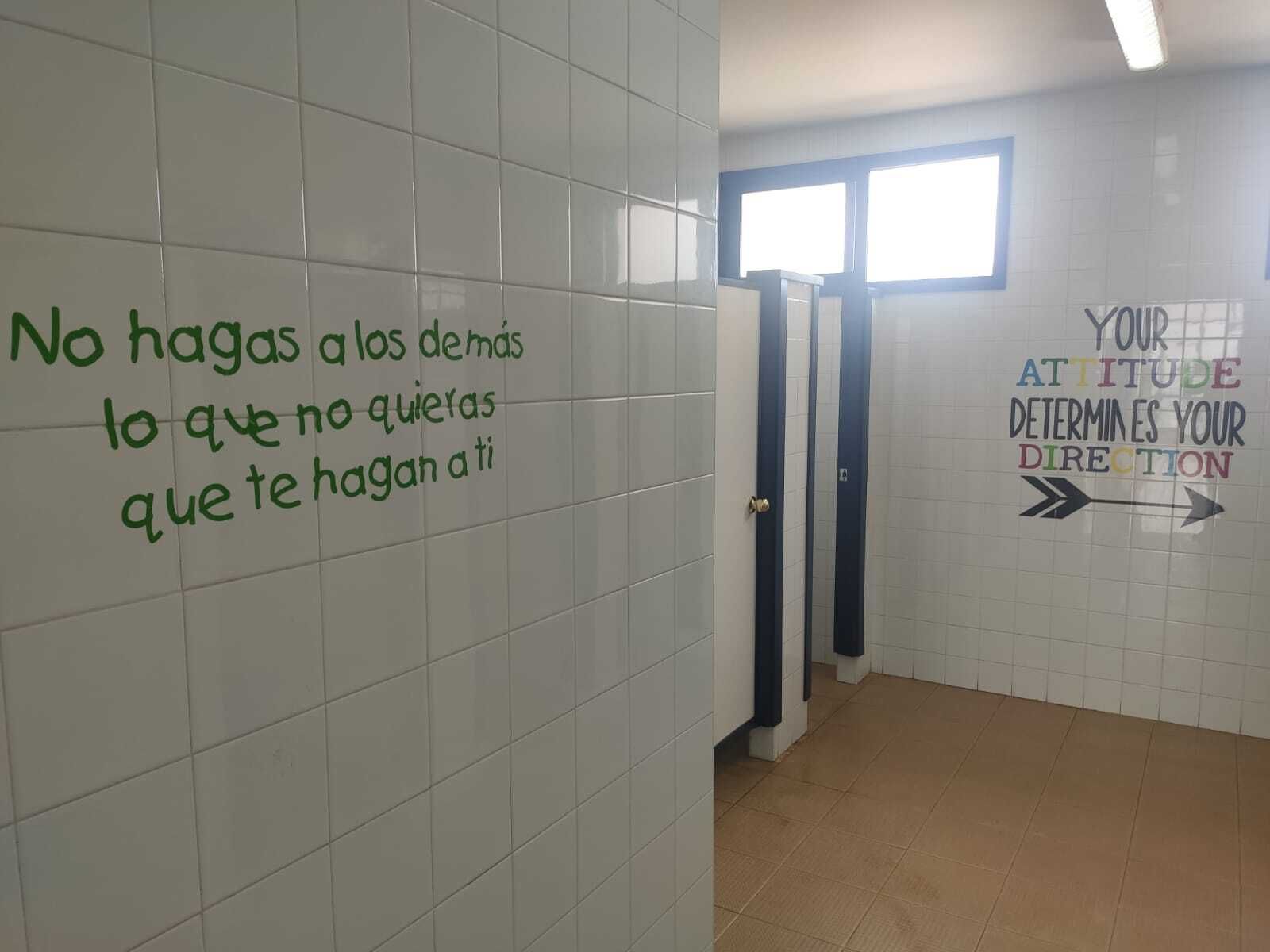 Mensajes para concienciar frente al bullyng en los baños del colegio Leoz