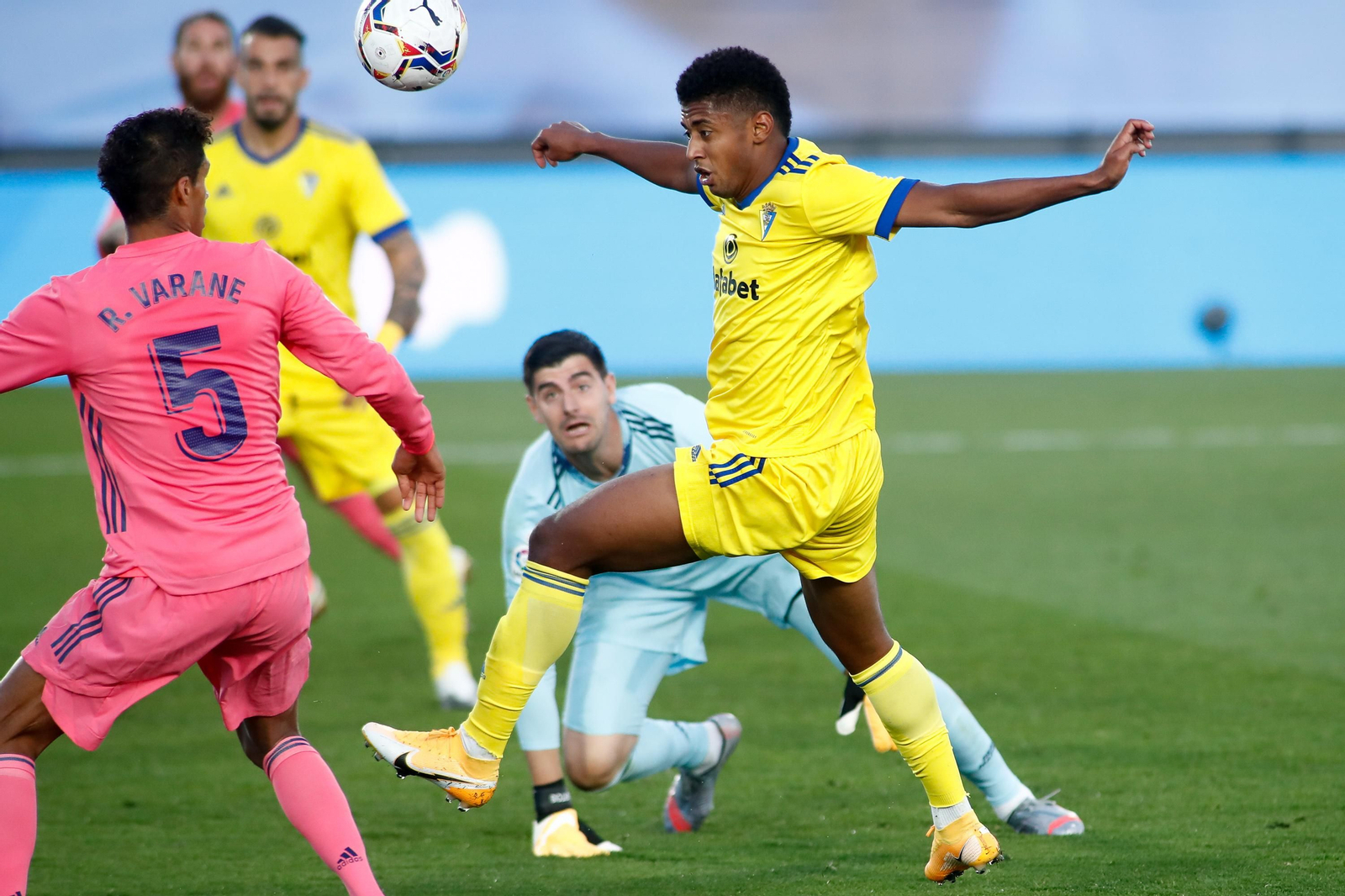 Lozano intenta rematar entre Varane y Courtois.