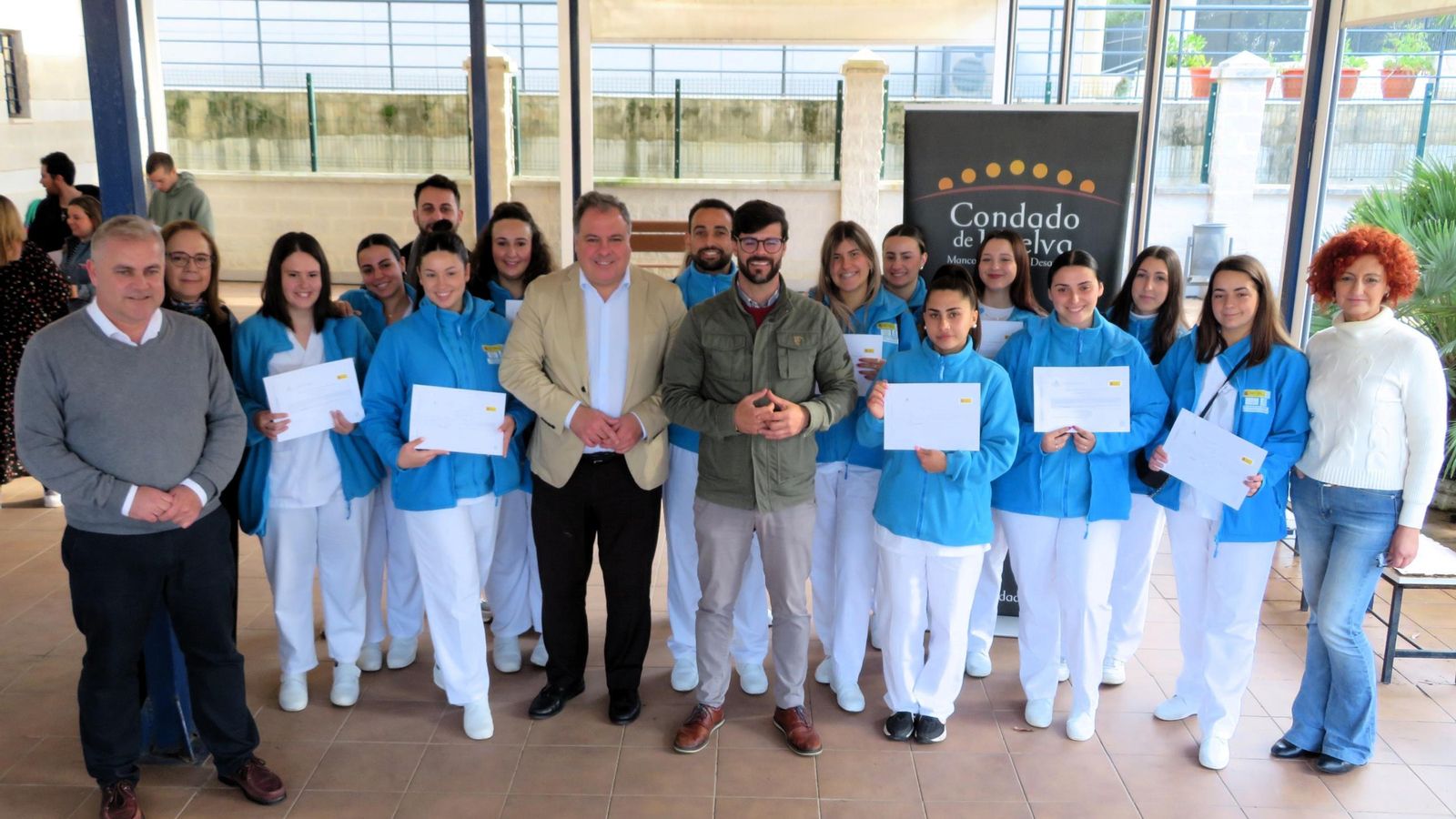 Juan Carlos Duarte junto a los alumnos del curso Arco Iris II con sus diplomas.