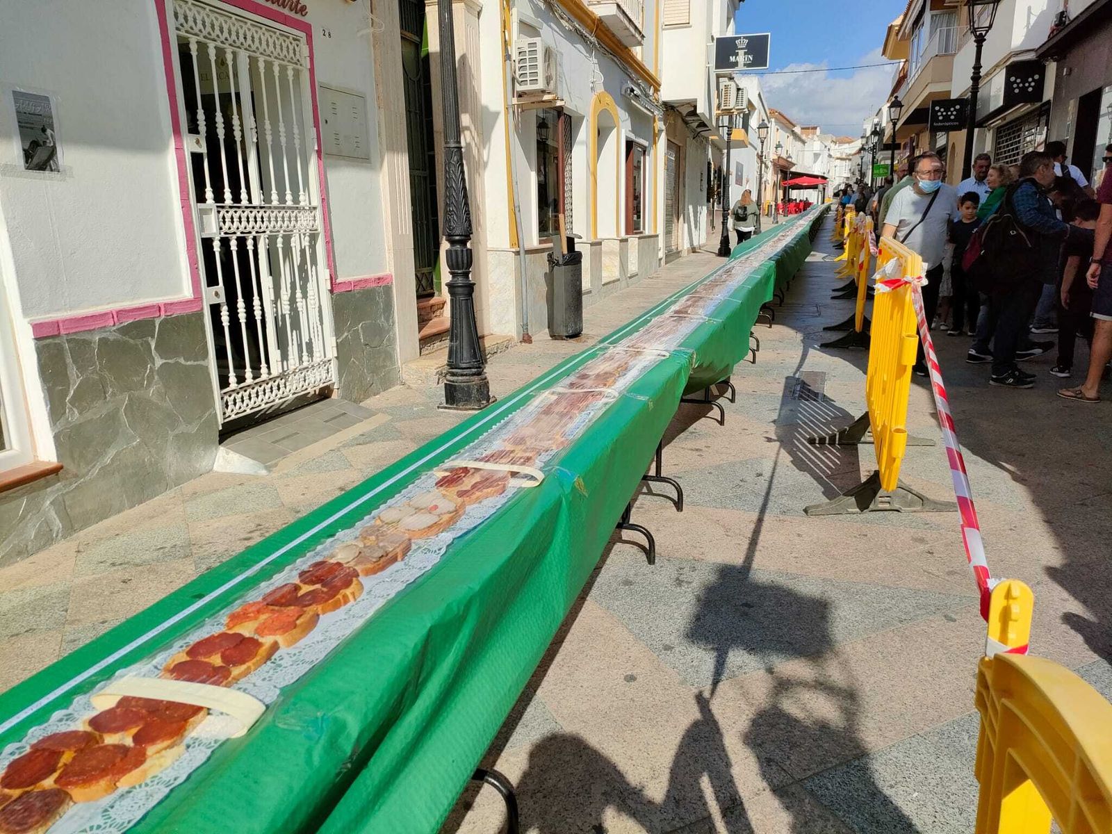 Fotos de la tosta ibérica de más de 150 metros preparada en Los Barrios