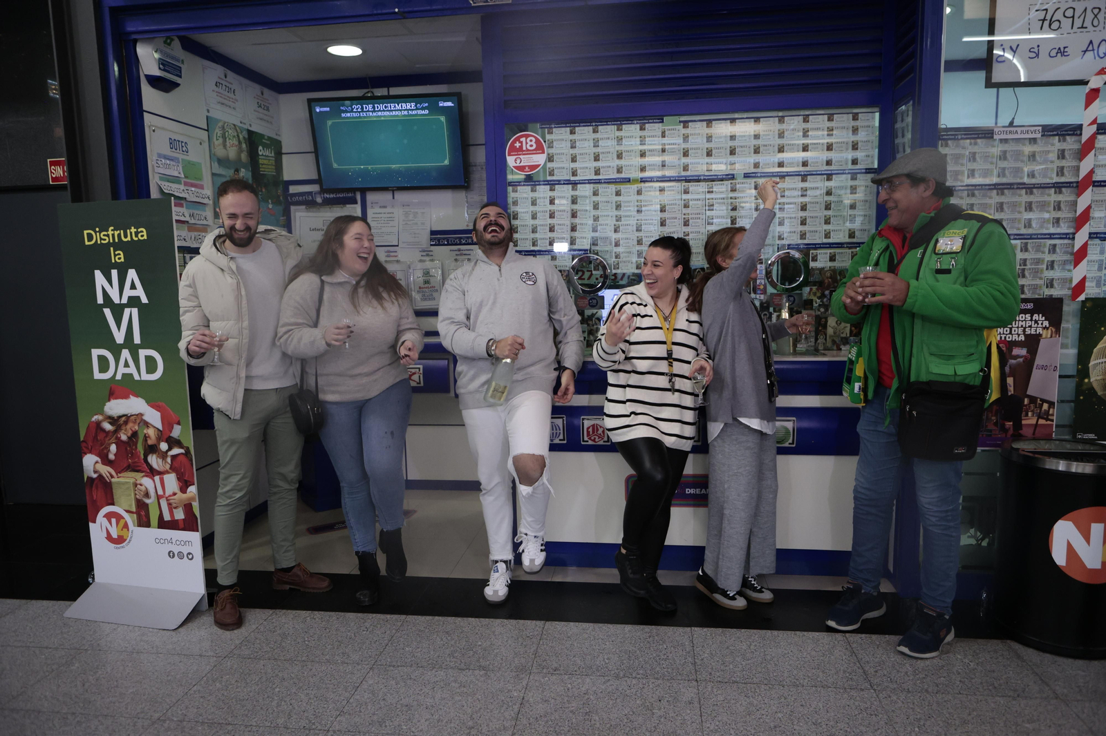 Alegría entre los premiados con el Gordo de la Lotería de Navidad en Écija