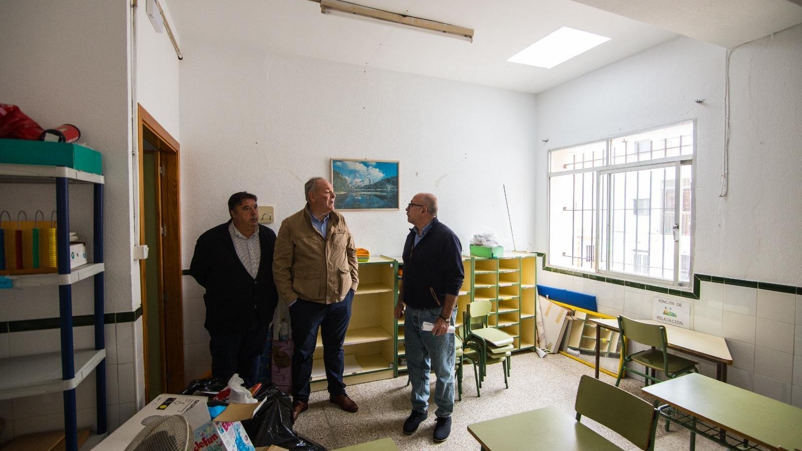 Traslado de las aulas de Primaria del colegio San Ignacio por el mal estado del edificio. En la imagen, los concejales Javier Navarro y Antonio Rojas con el director del colegio, José Luis Romero.