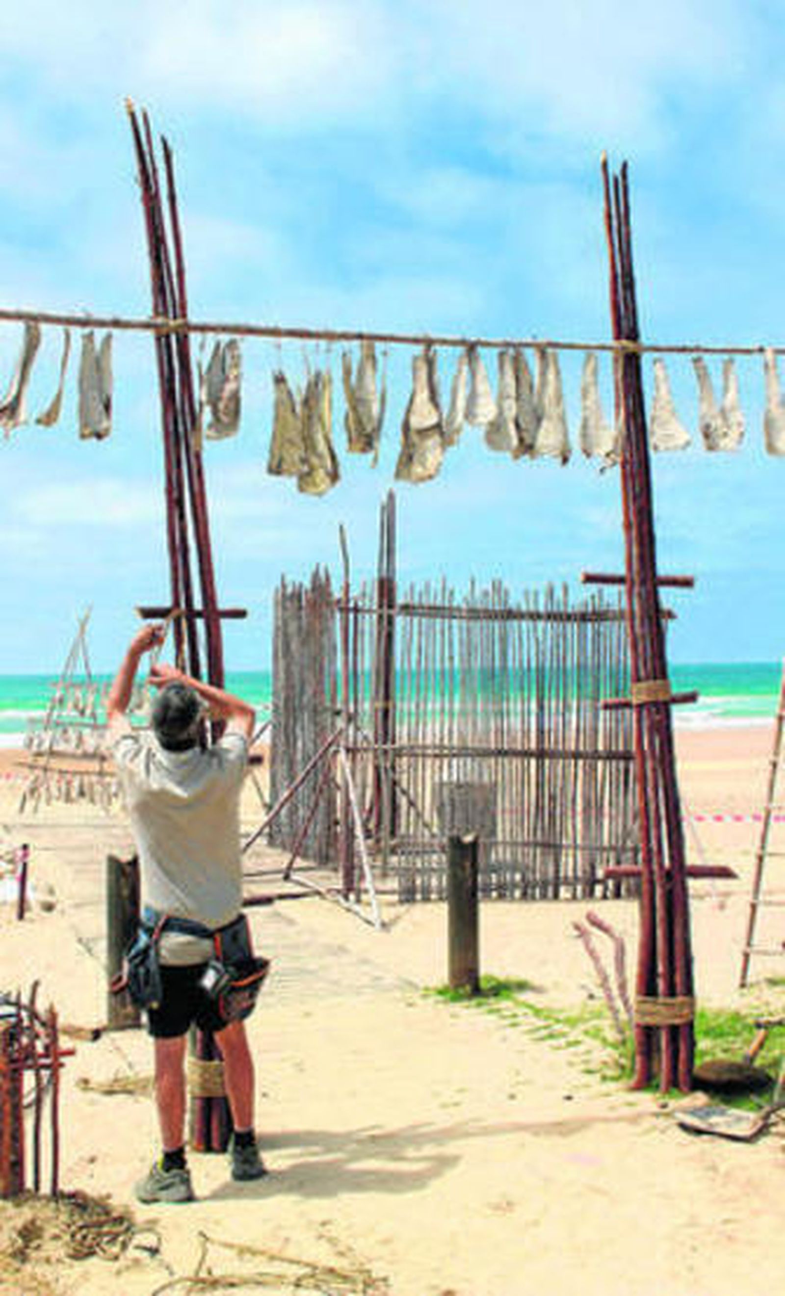 Un trabajador instala parte del decorado de la película en La Fontanilla.