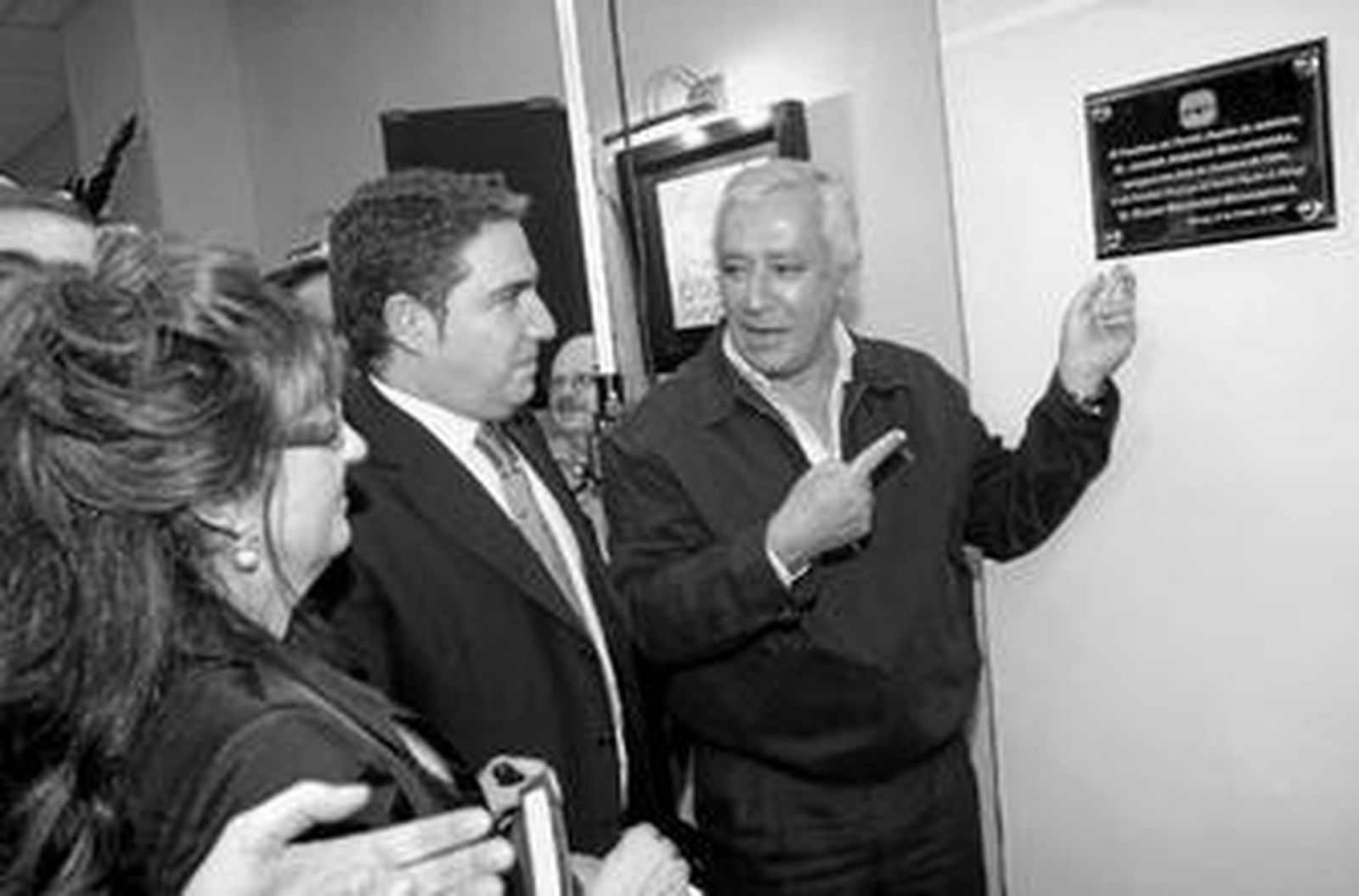 El presidente del PP andaluz, Javier Arenas, ayer, en la sede de su formación en Carretera de Cádiz.