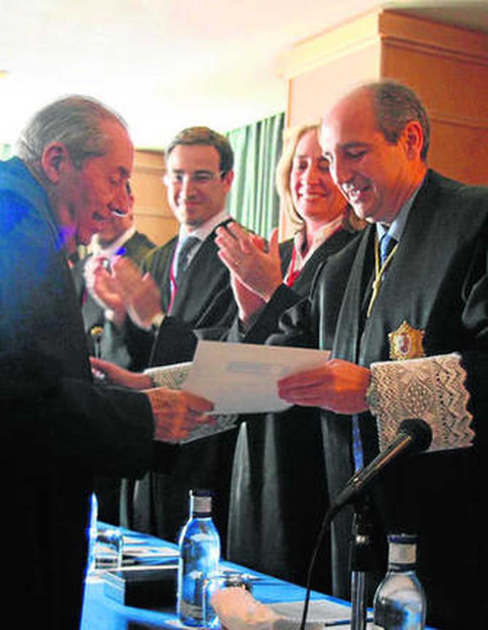 Antonio Gálvez recibe el reconocimiento.