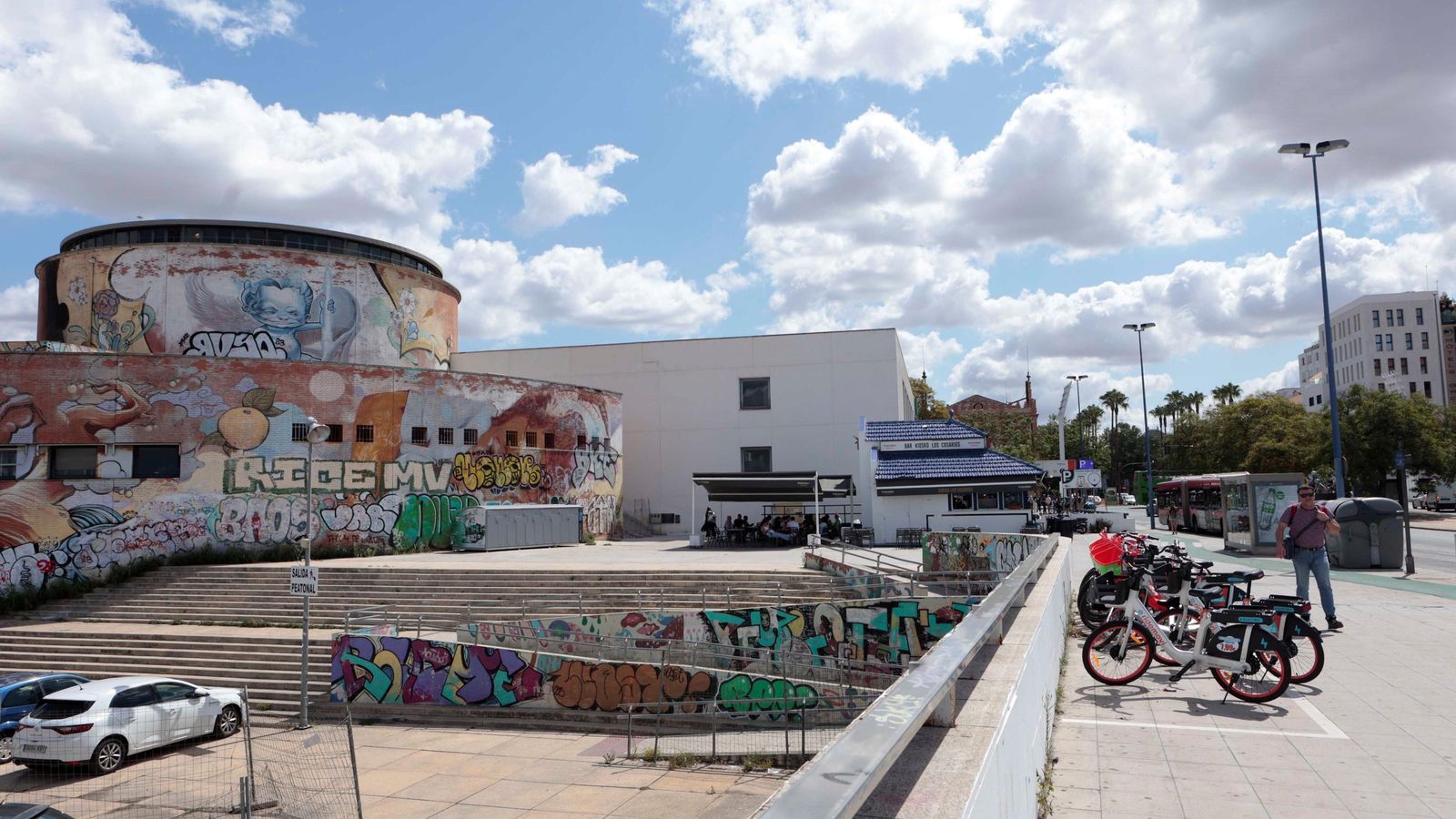 Los alrededores de la estación de autobuses, en plena salida hacia Huelva y la Vía de la Plata.