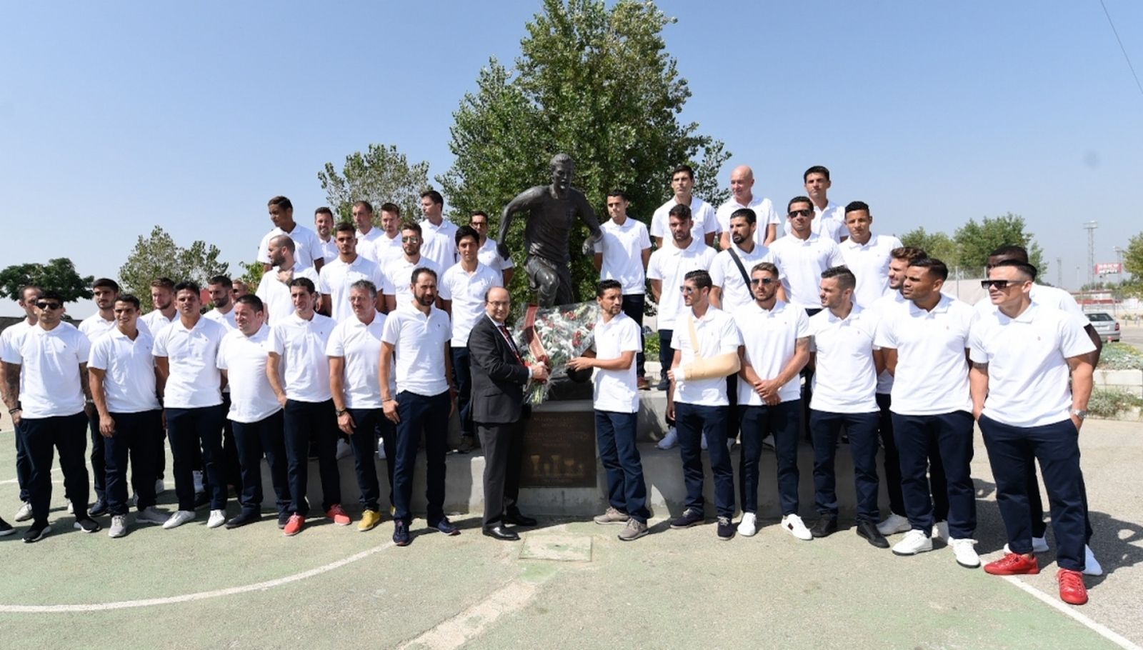 Detalles de la ofrenda multitudinaria que se hizo en la puerta 16.