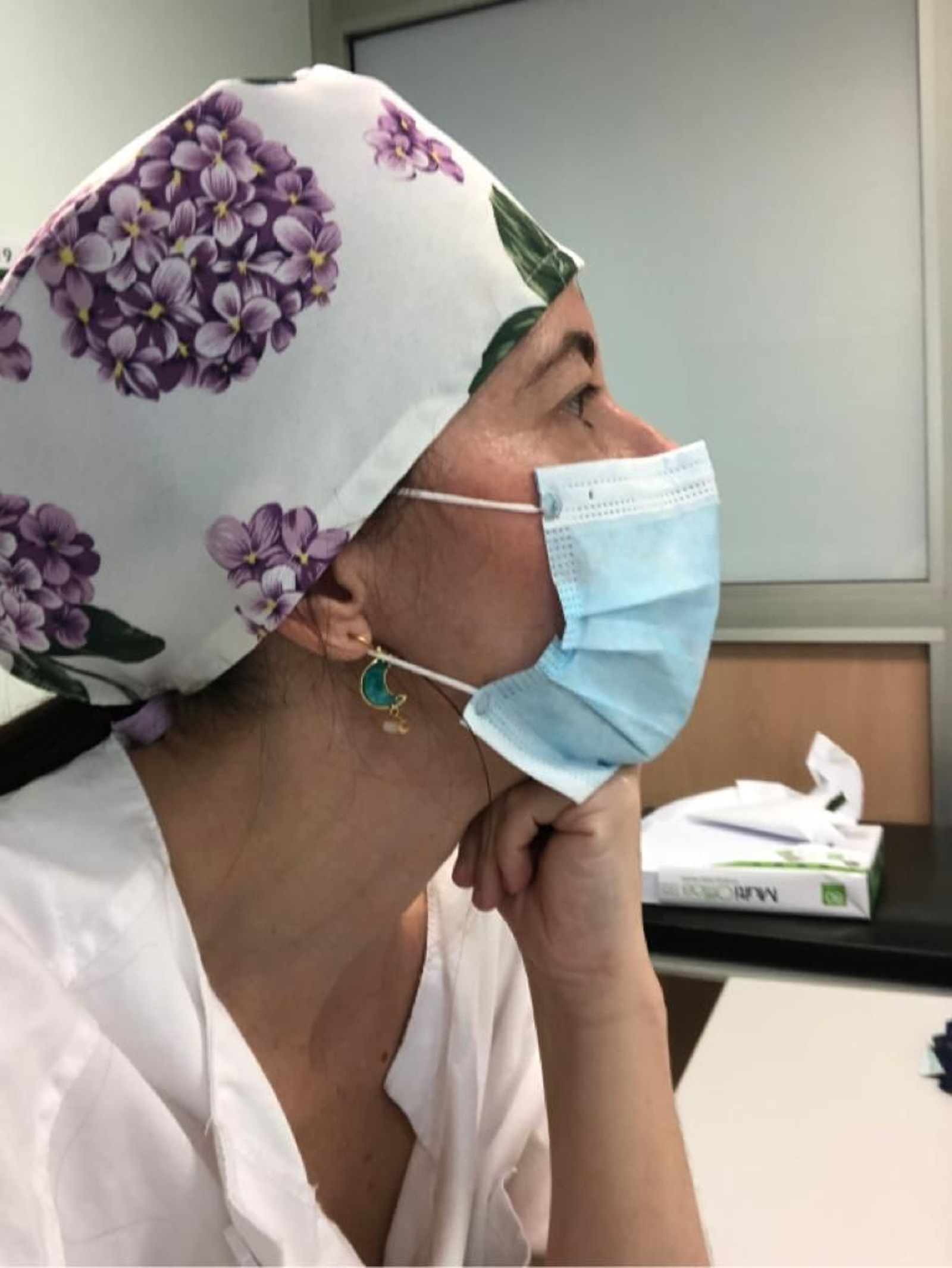 La médica durante una consulta reciente en el Hospital Virgen de las Nieves.