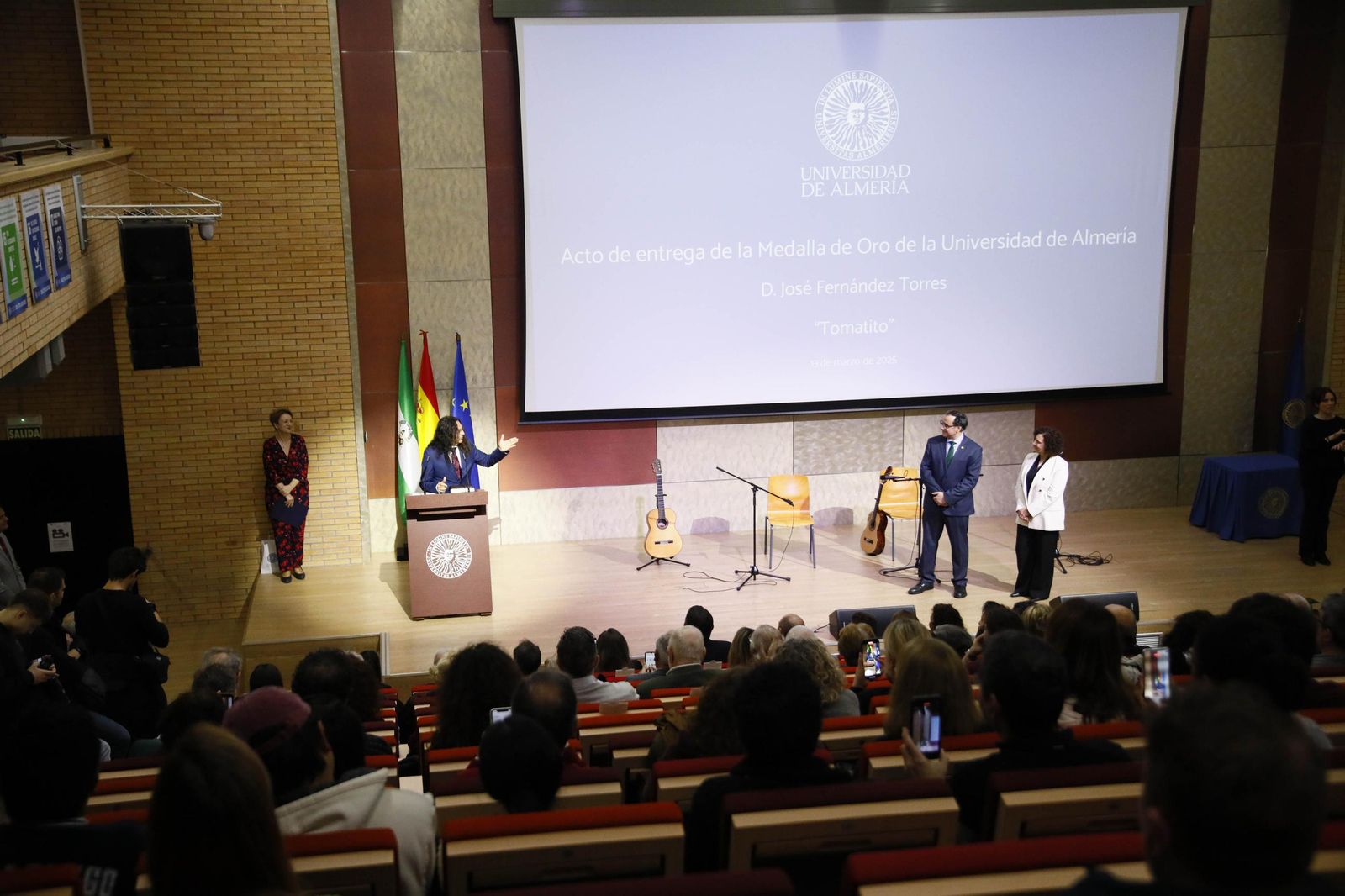 Las imágenes del acto de entrega de la Medalla de Oro a José Fernández Torres Tomatito, en la Universidad de Almería