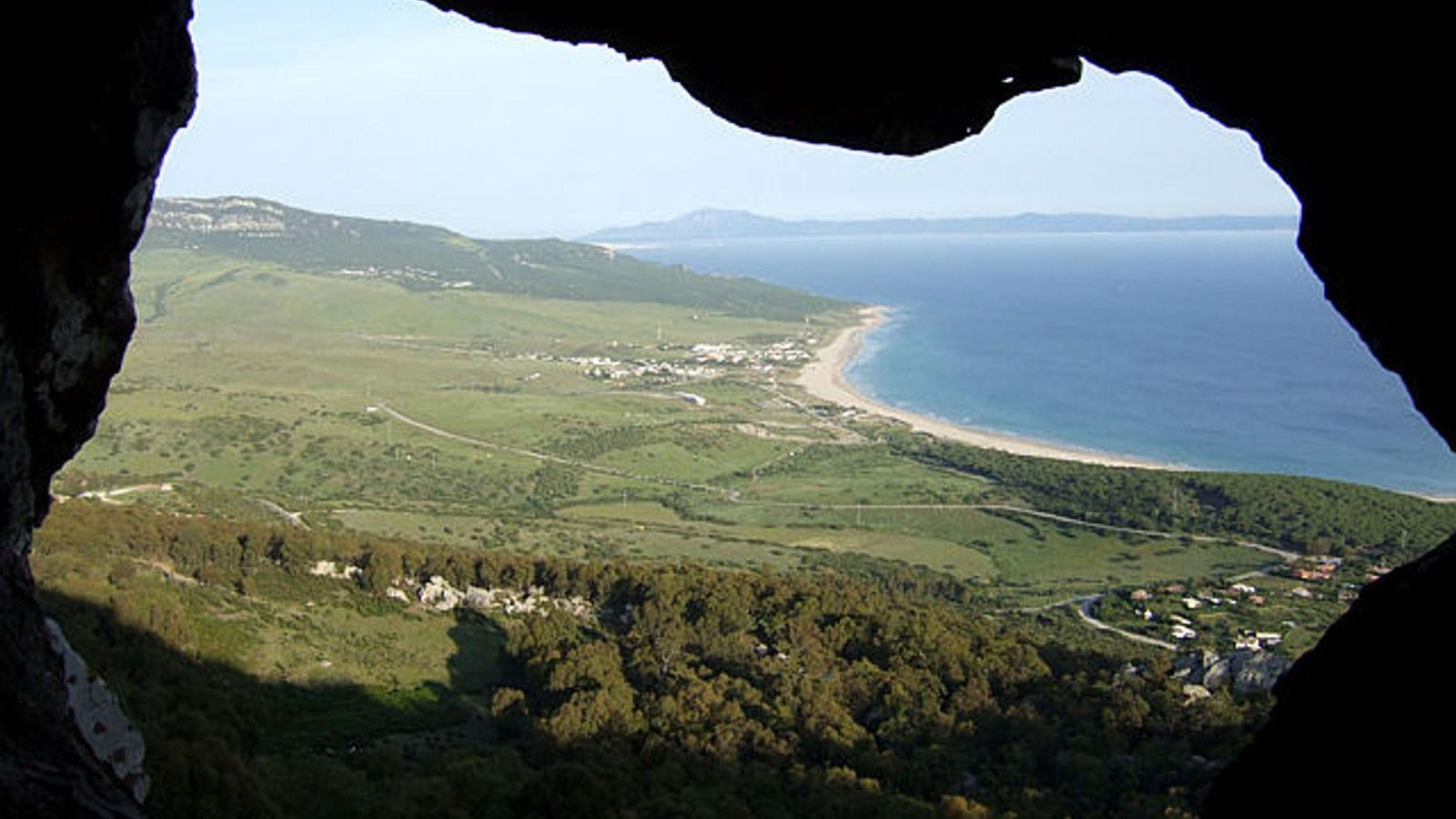 La playa de Bolonia, desde el interior de la cueva del Moro. La playa de Bolonia, desde el interior de la cueva del Moro.