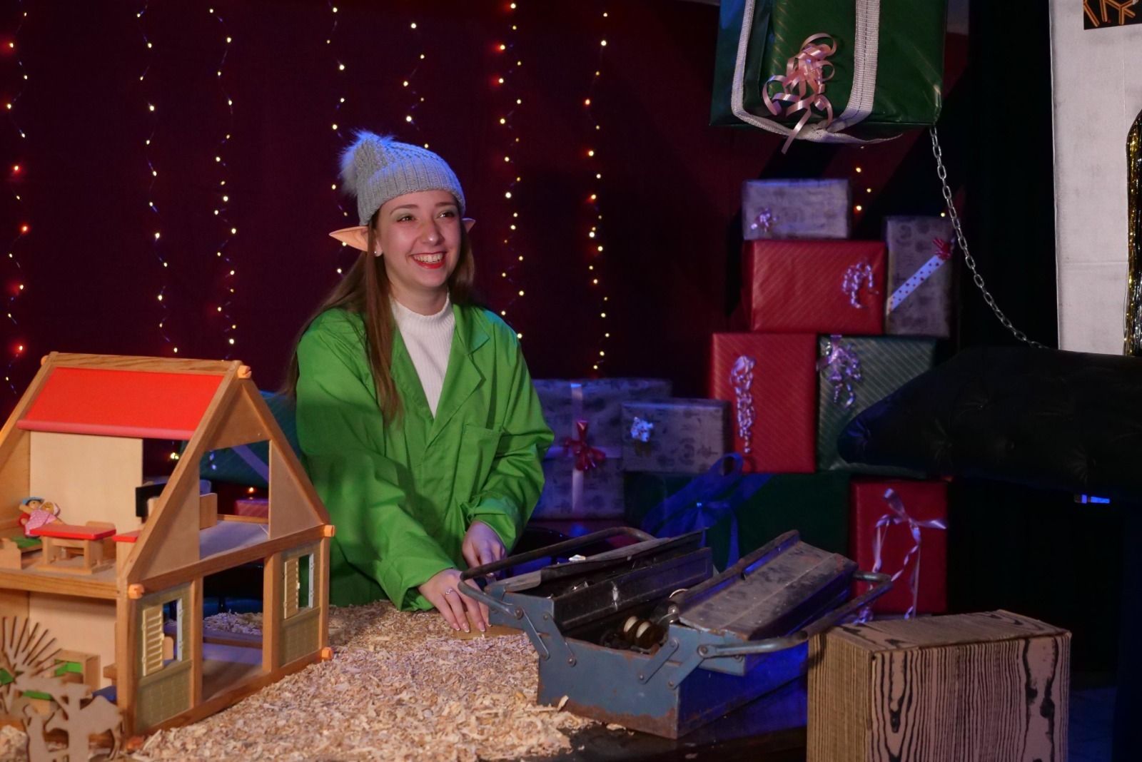 Una elfo recibe a los visitantes.