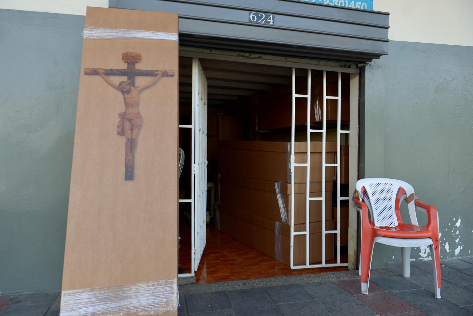 Uno de los ataúdes de cartón