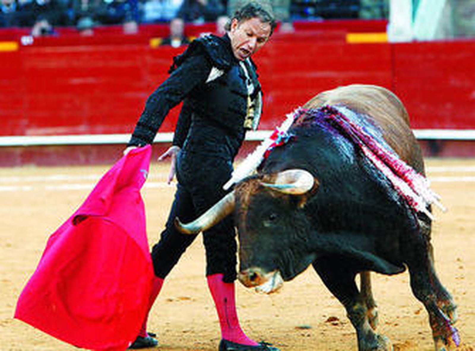 El torero Julio Aparicio rematando una de las series a su segundo toro de la tarde de ayer en Valencia.
