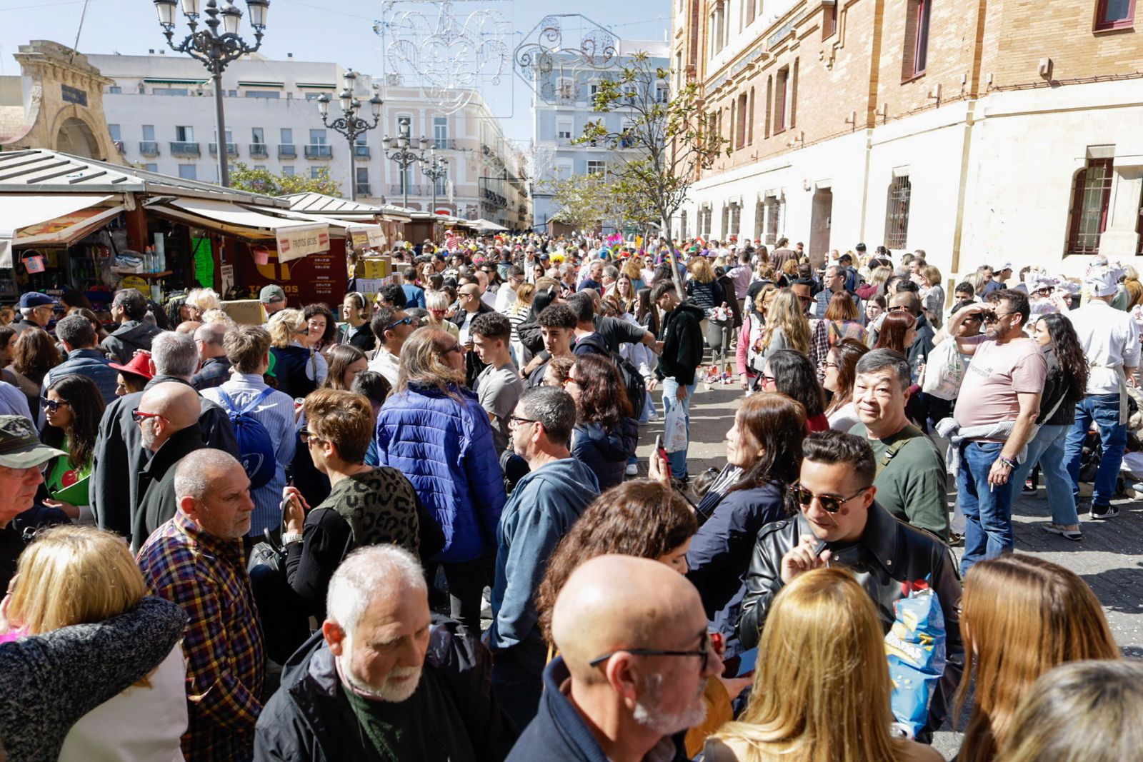 Así vive Cádiz su primer sábado de Carnaval: las imágenes de las batallas de copla y la fiesta en la calle