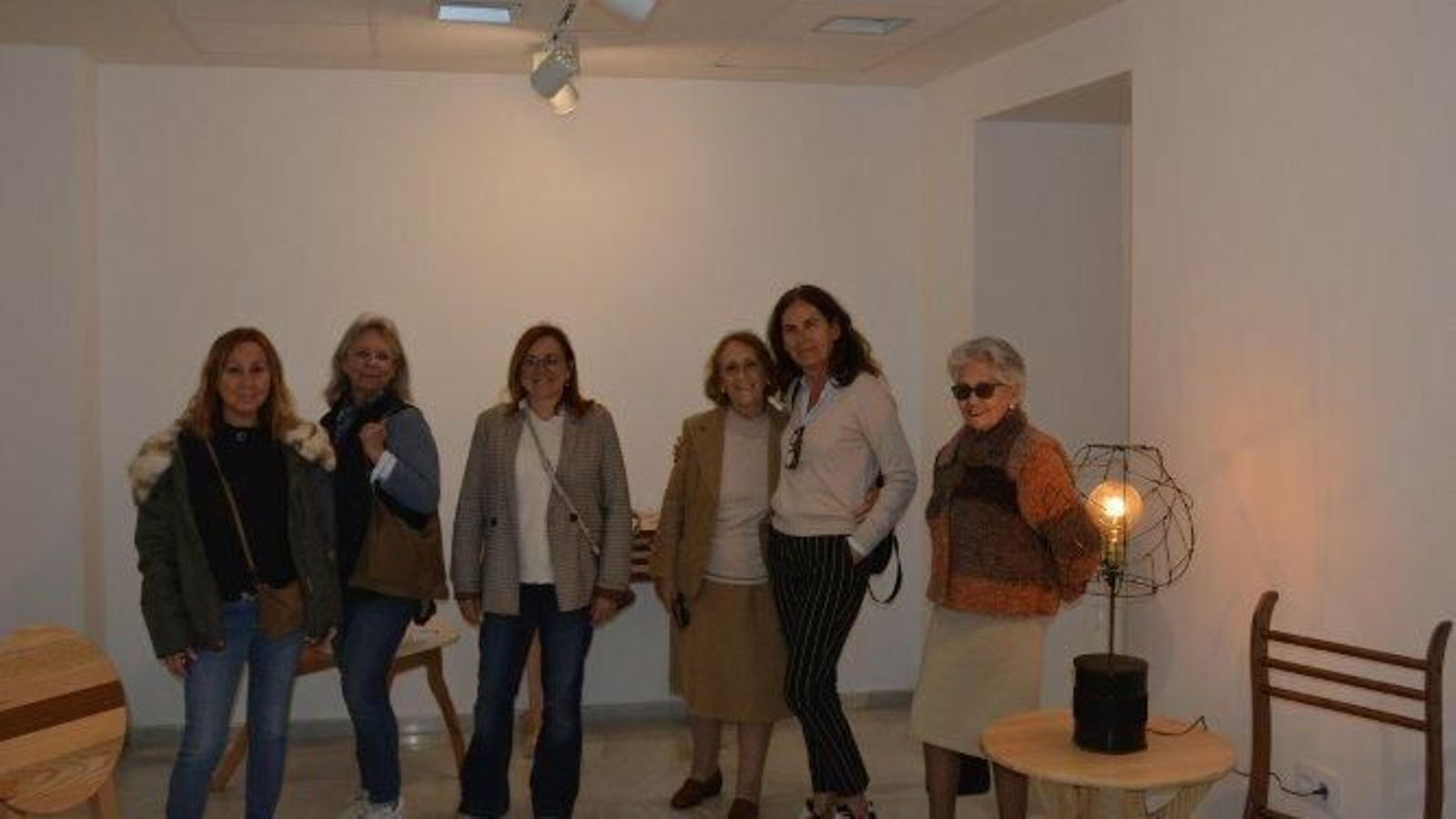 Juana Busatil, Inma Gutiérrez,  Piqui Valle, Guillermina Ramos y Conchita Gutiérrez, durante el recorrido por la exposición de Diseños de Muebles, en la Casa de la Juventud.