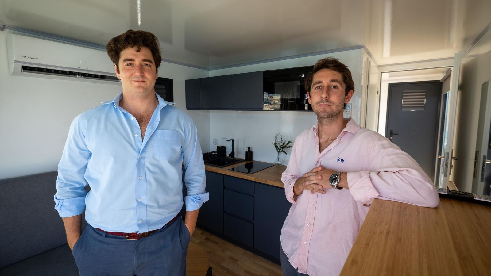 Iñigo Villagrán y Stephen Hopkins, en una de las casas flotantes.