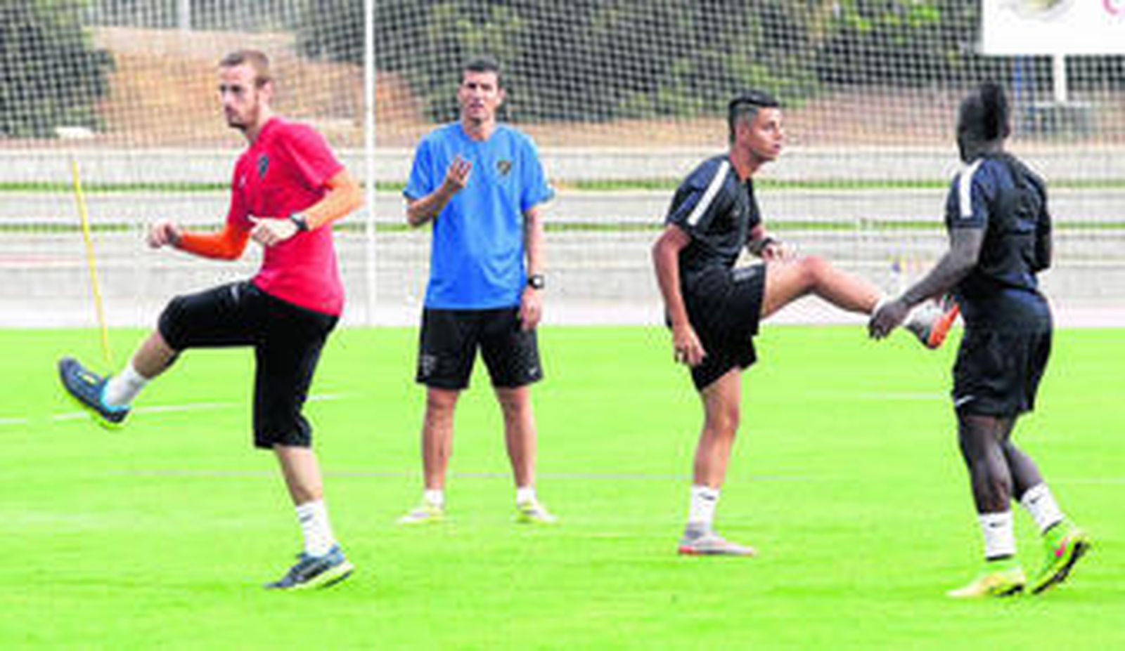 Javi Gracia conversa con uno de sus ayudantes durante la vuelta al trabajo de ayer.