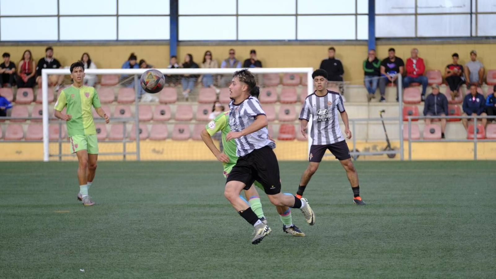 Antonio Morales se marcha de un rival en el último duelo contra el Málaga.