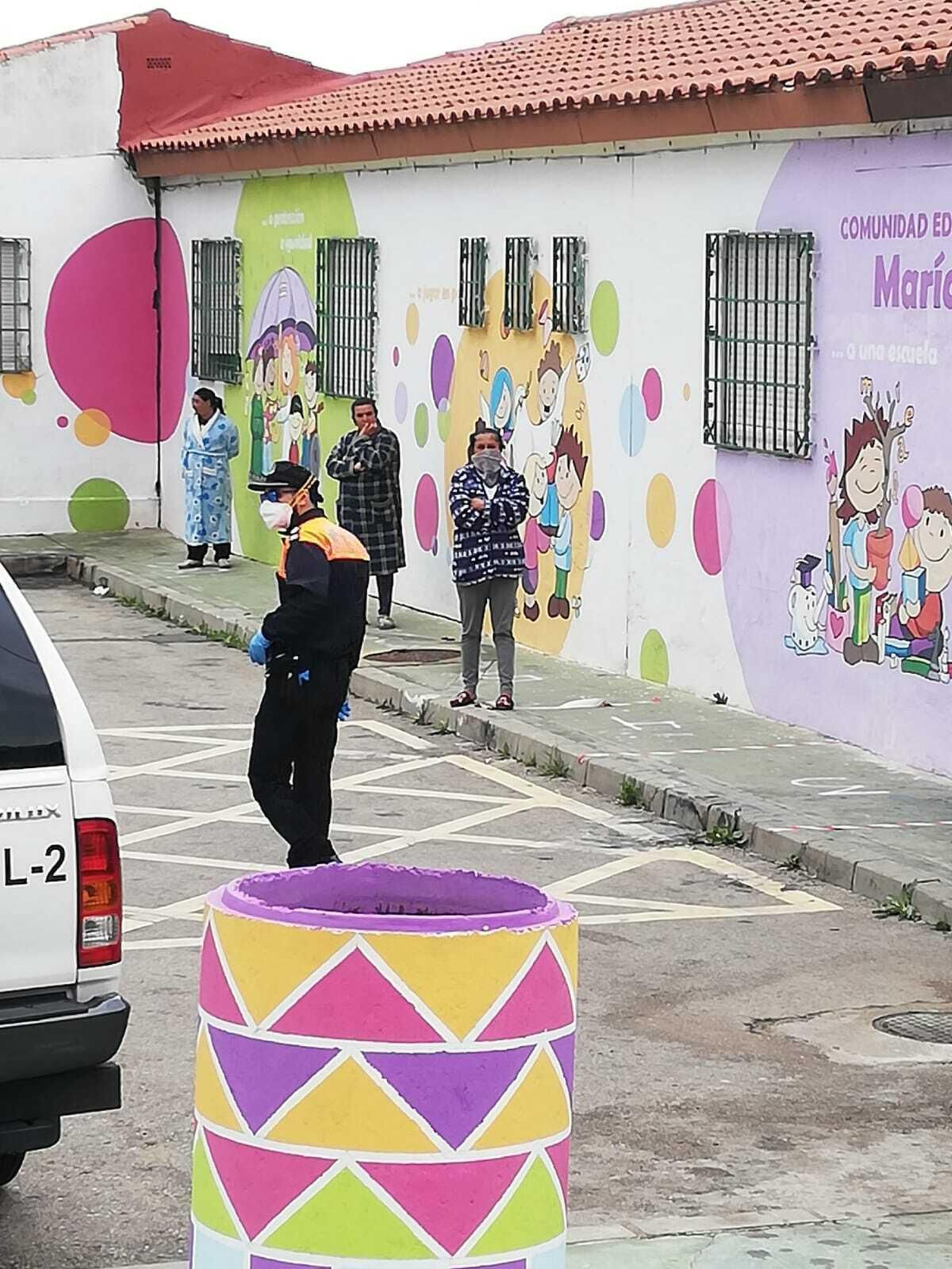 Un voluntario de Protección Civil junto al colegio María de la O en Los Asperones.