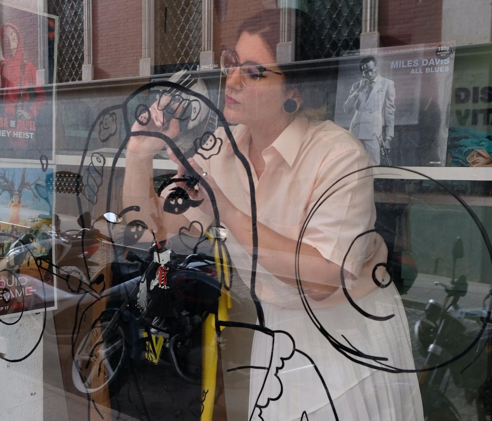 Los artistas intervienen los escaparates de las tiendas del centro.