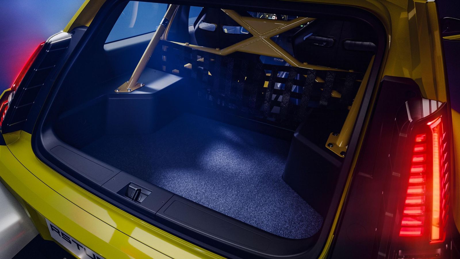 Sin asientos traseros y separado del habitáculo por unas barras antivuelco, el maletero se extiende por encima de los dos motores traseros.