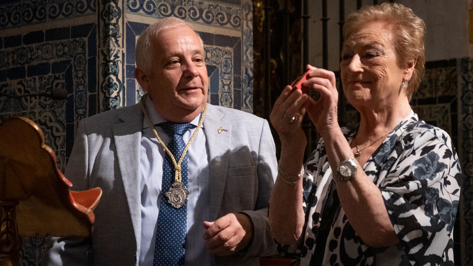 Angelita Yruela recibe un presente a manos del hermano mayor, Eduardo Manuel Pérez
