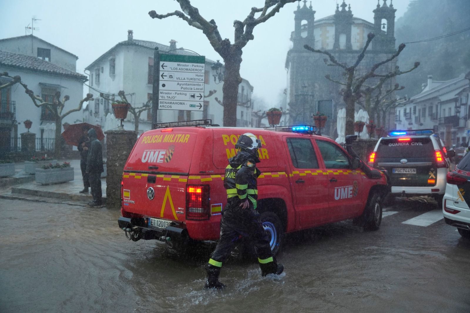 Miembros de la UME en Grazalema.