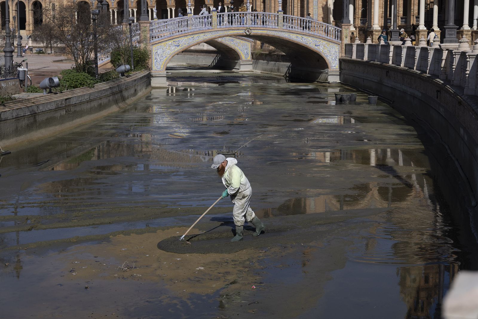 El insólito estado de la Plaza de España de Sevilla, en imágenes