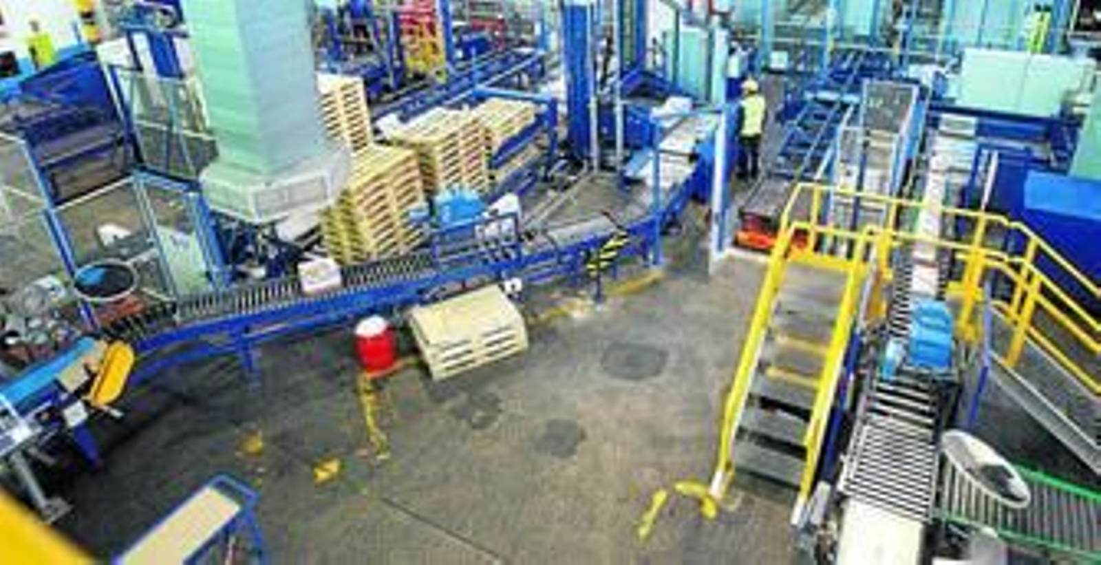 En la imagen, uno de los trabajadores del nuevo almacén automático.