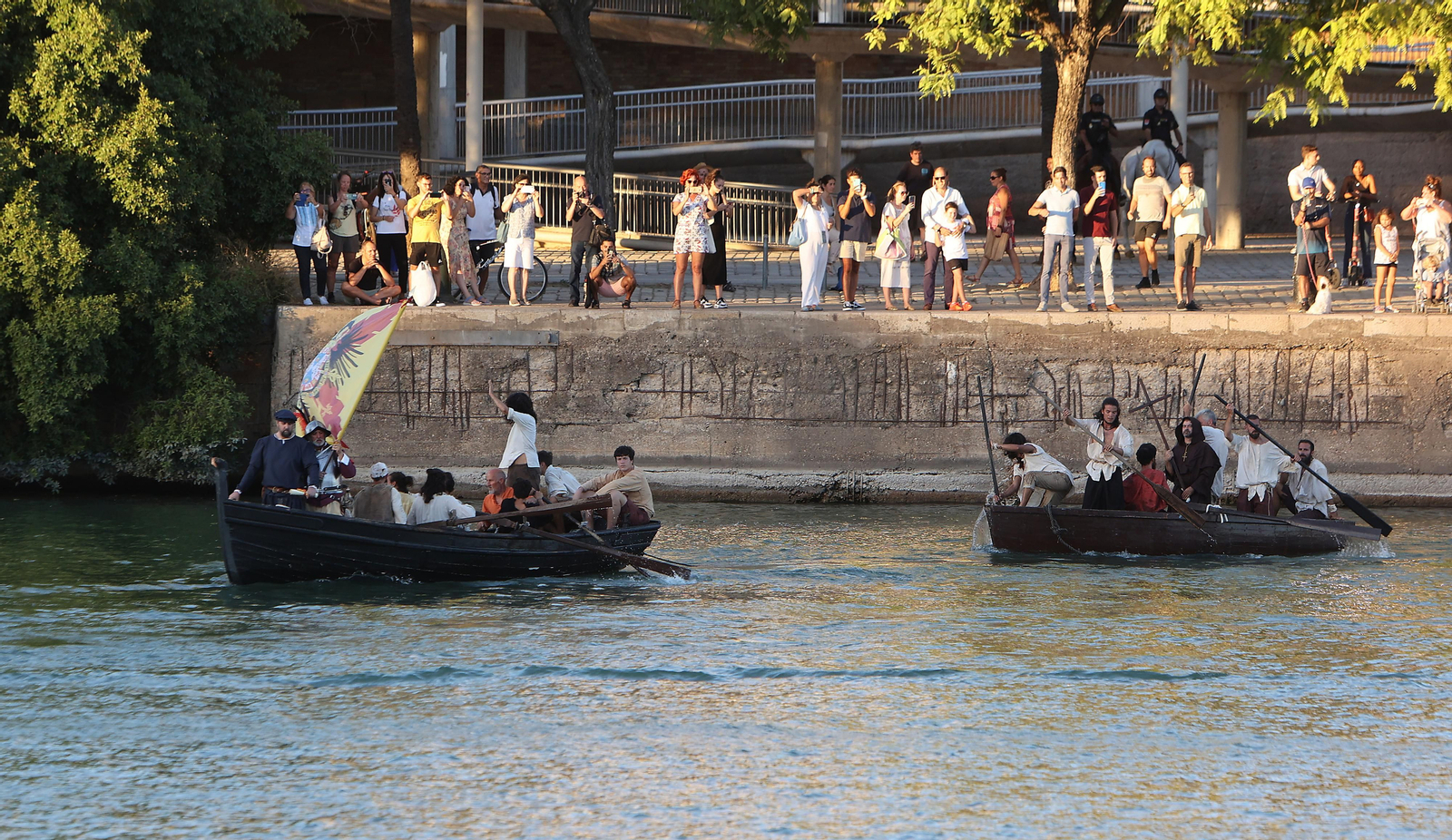 DESEMBARCO DE 18 ACTORES REPRESENTANDO A ELCANO Y ESCOLTADOS POR EL TERCIO DE OLIVARES