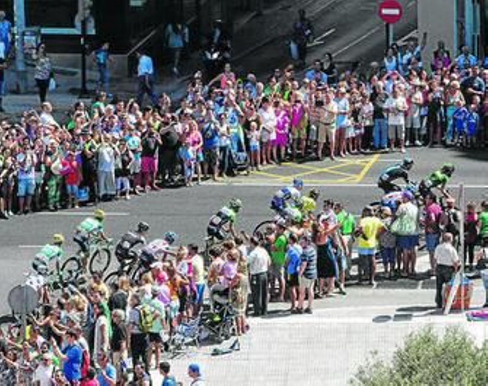 El pelotón de la Vuelta recibe el apoyo ciudadano en su salida de Cádiz, en la etapa del lunes.