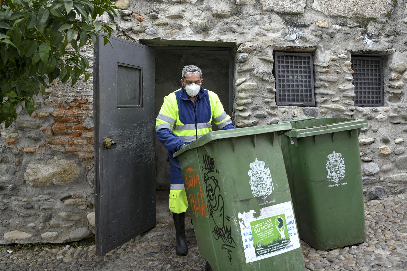 Fotos: acción contra el vandalismo y la suciedad en el Albaicín