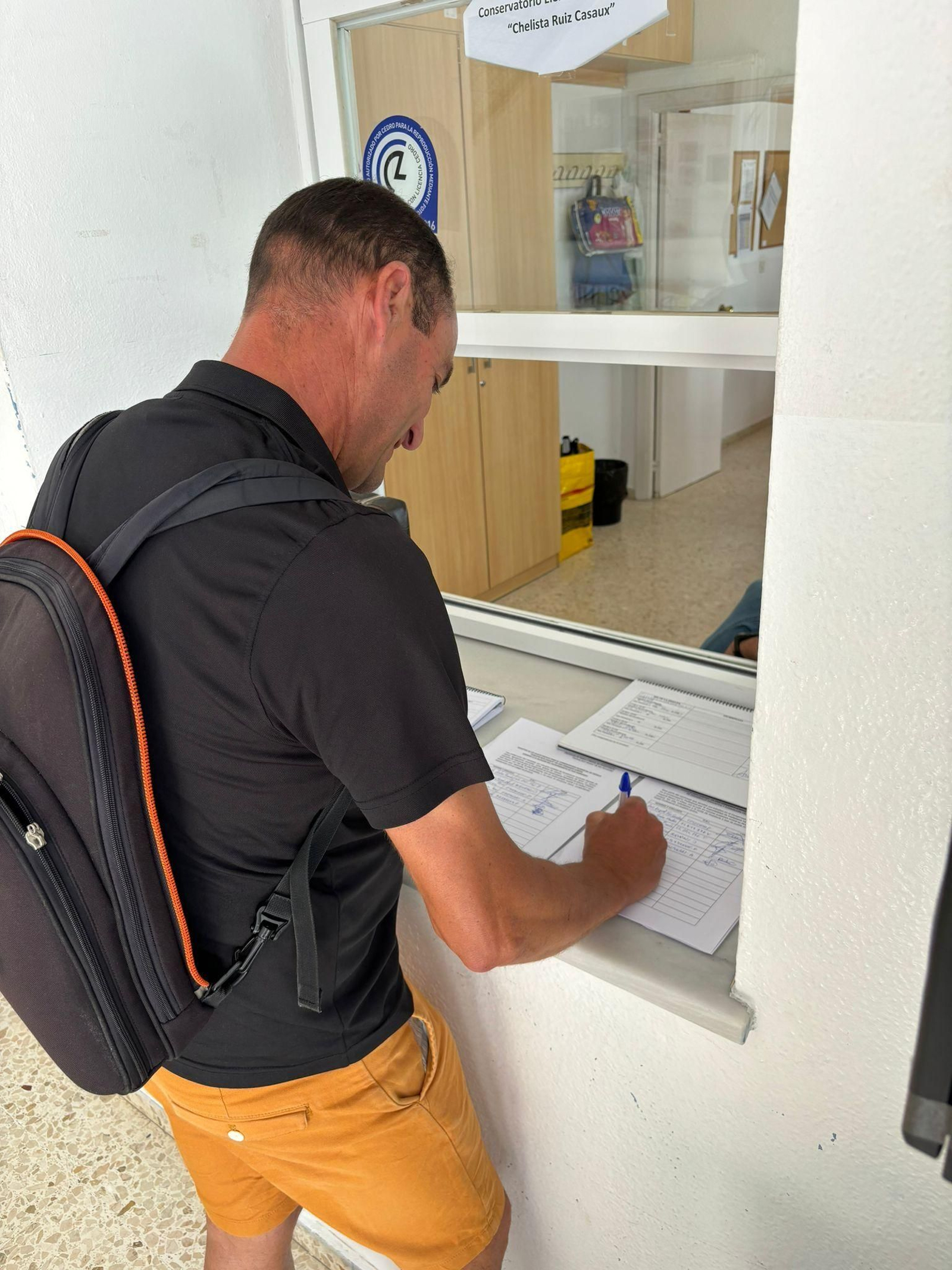 Recogida de firmas en el Conservatorio de Música Chelista Ruiz Casaux, en San Fernando.