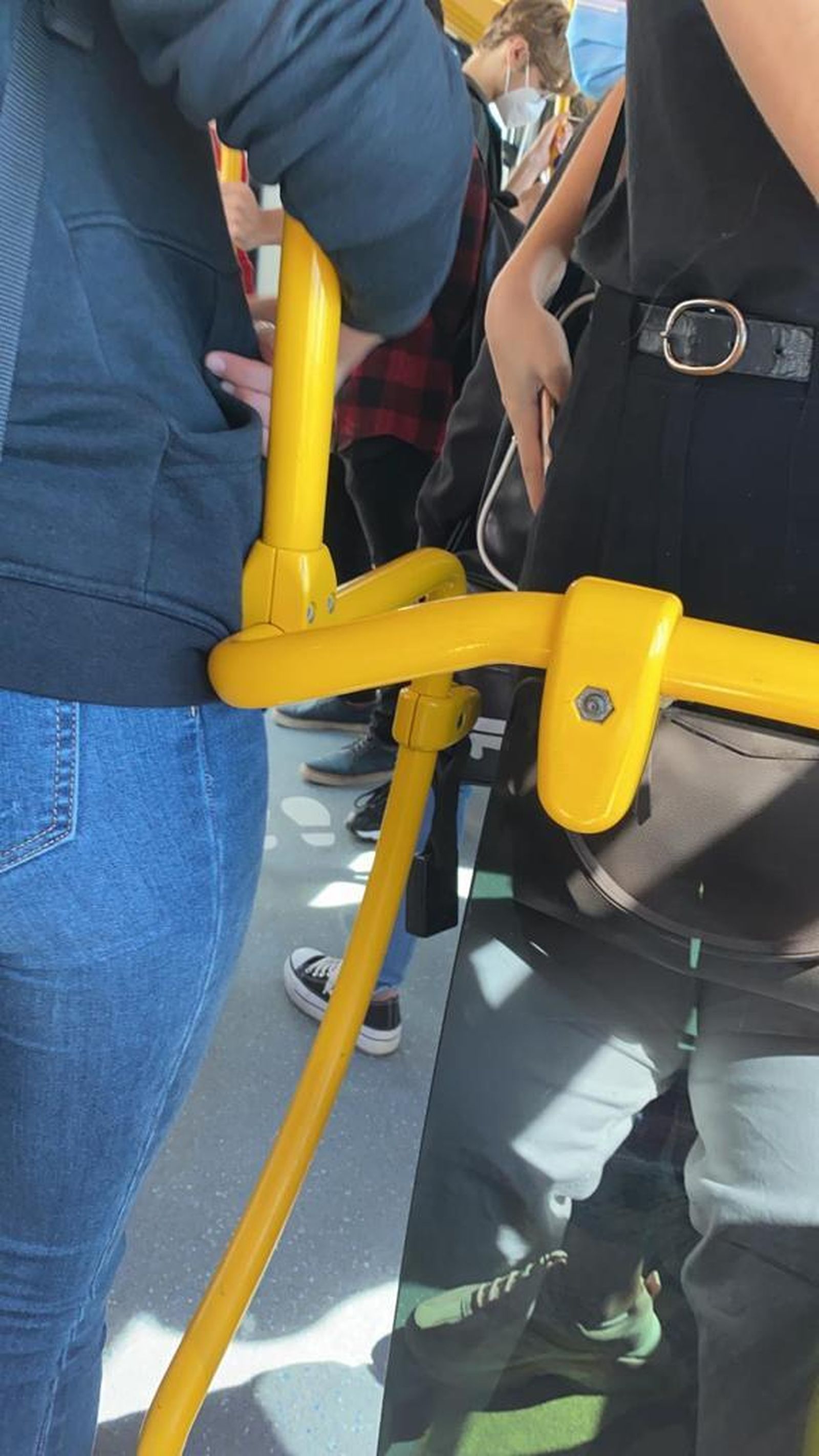 Aglomeración en la zona central del autobús de la Universidad.