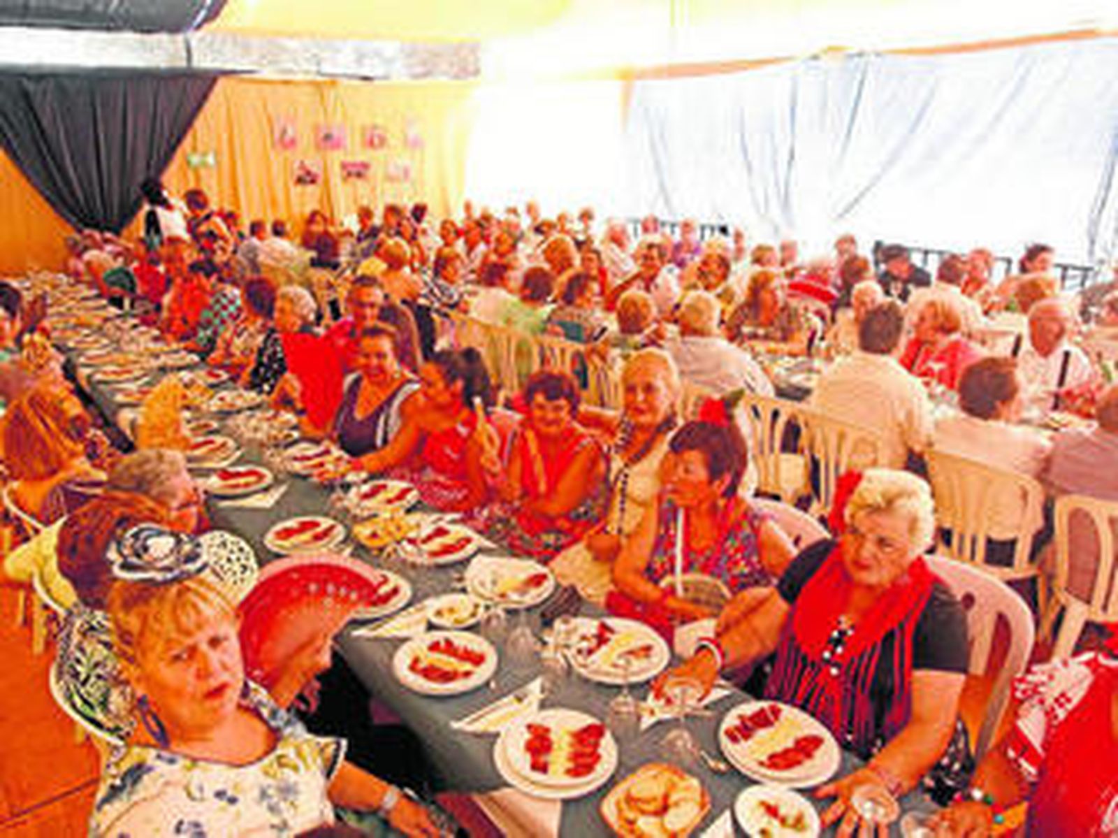 Aspecto que presentó la caseta municipal, en la que se reunieron 200 mayores.