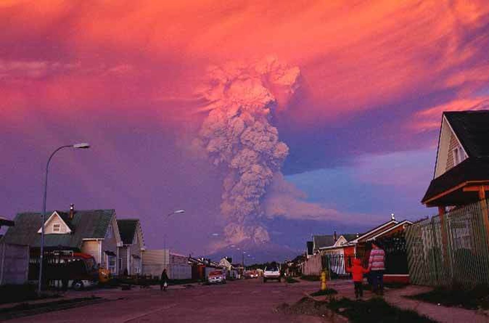 El volcán chileno Calbuco vuelve a entrar en erupción y activa la alerta roja