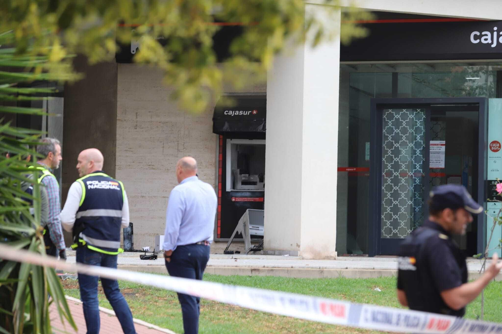 Las imágenes del atraco a un cajero automático en Huelva