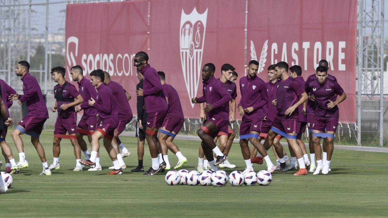 Los jugadores del Sevilla hacen trabajo preventivo para aductor y cadera en la sesión de ayer.